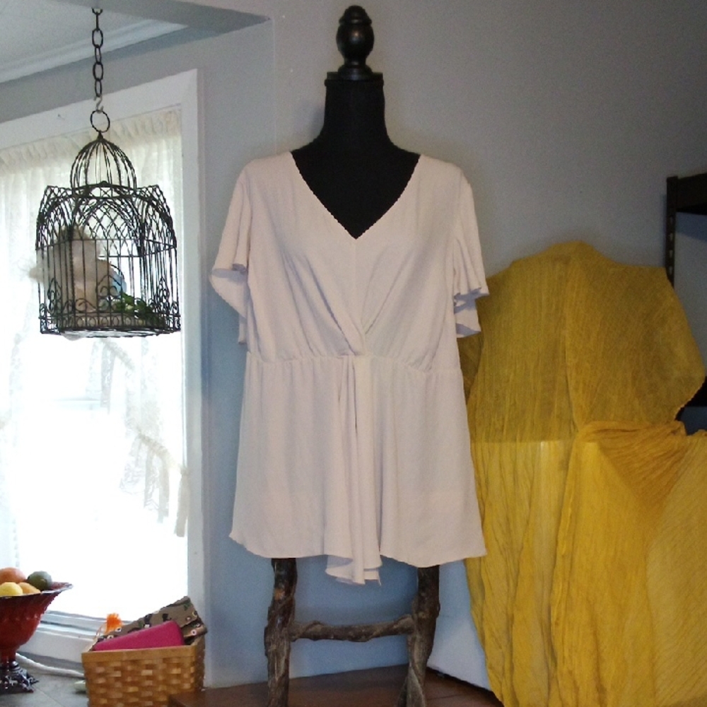 3/$25 Elegant Cream Color V-Neck Crop Women's Top By Torrid Size 1